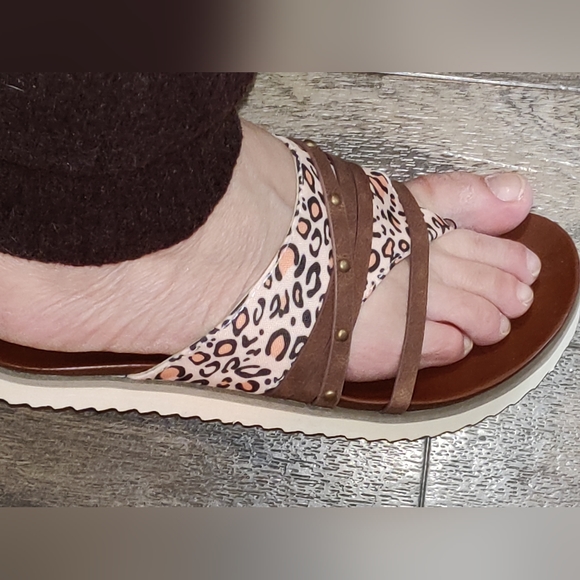 ***NWT-UPC America Flip Flops and Leopard Flip Flops. - Picture 5 of 8